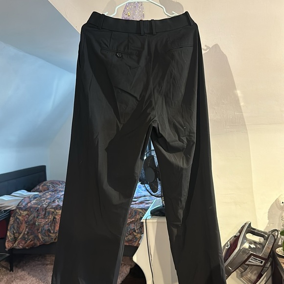 UNIQLO straight leg pleated black pants - Picture 3 of 3